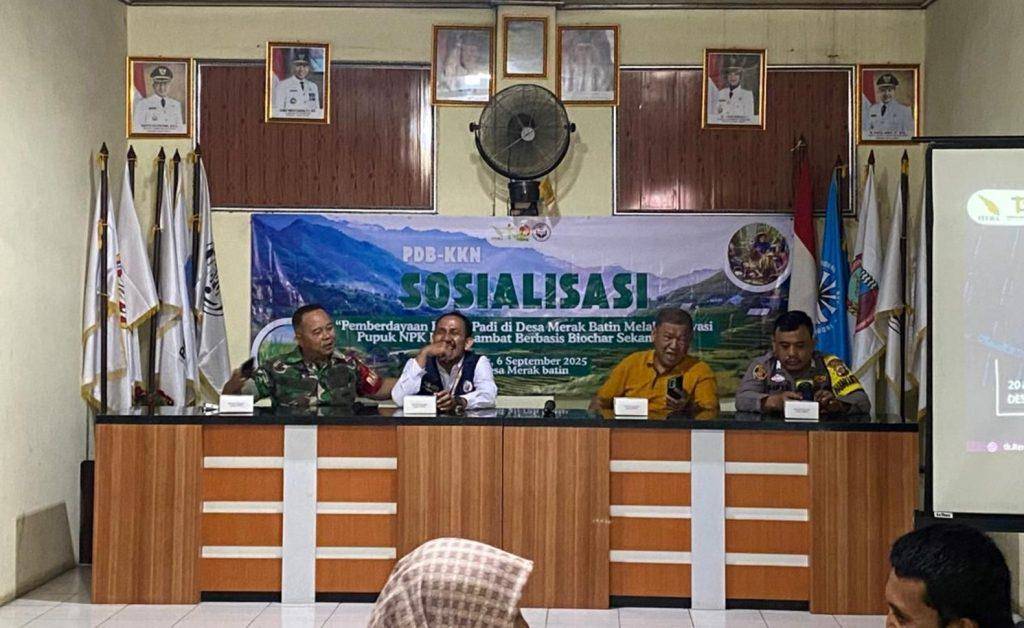 Tim Dosen PKM Itera Bersama 12 Mahasiswa KKN Perkenalkan Inovasi Pupuk Ramah Lingkungan Kepada Petani di Desa Merak Batin, Kec. Natar, Kabupaten Lampung Selatan (Dok. Itera)