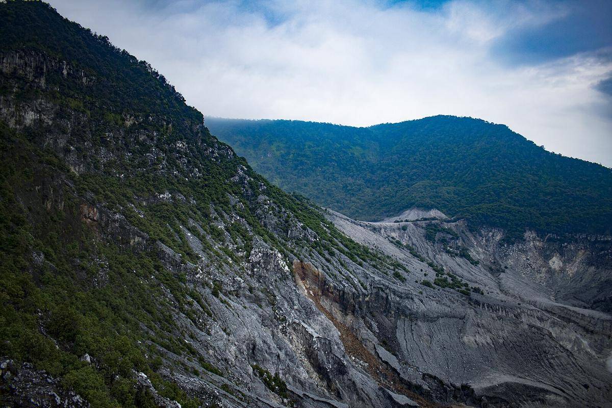 potret gunung api strato (Gunung Tangkuban Perahu) (commons.wikimedia.org/Muhammad Emir Yusuf)