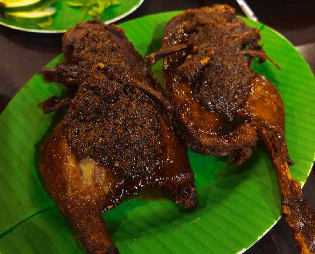 Mak Kuring Ayam & Bebek Goreng  Bumbu Hitam (google.com/maps/Dea Alberta)
