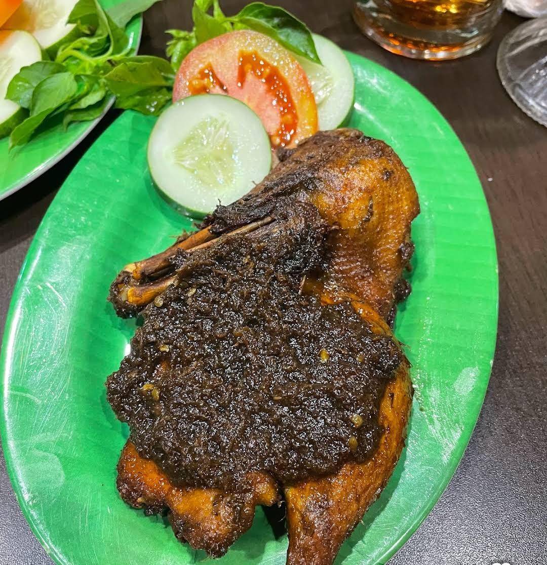 Mak Kuring Ayam & Bebek Goreng Bumbu Hitam (google.com/maps/Mak Kuring Ayam Bebek Goreng Bumbu Hitam)