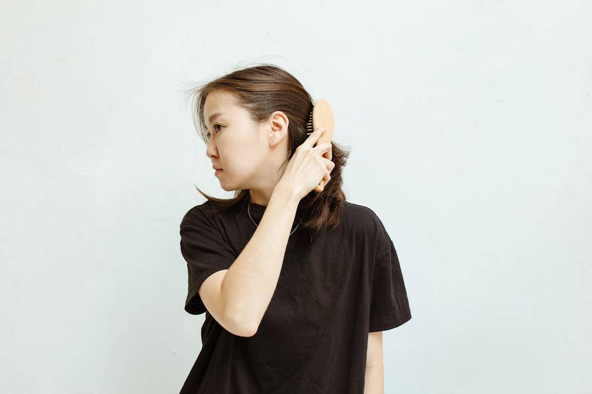 ilustrasi menggunakan Boar bristle brush untuk rambut tipis