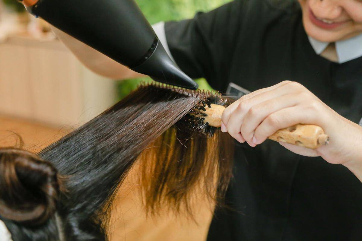 ilustrasi menggunakan round brush untuk membuat rambut bergelombang