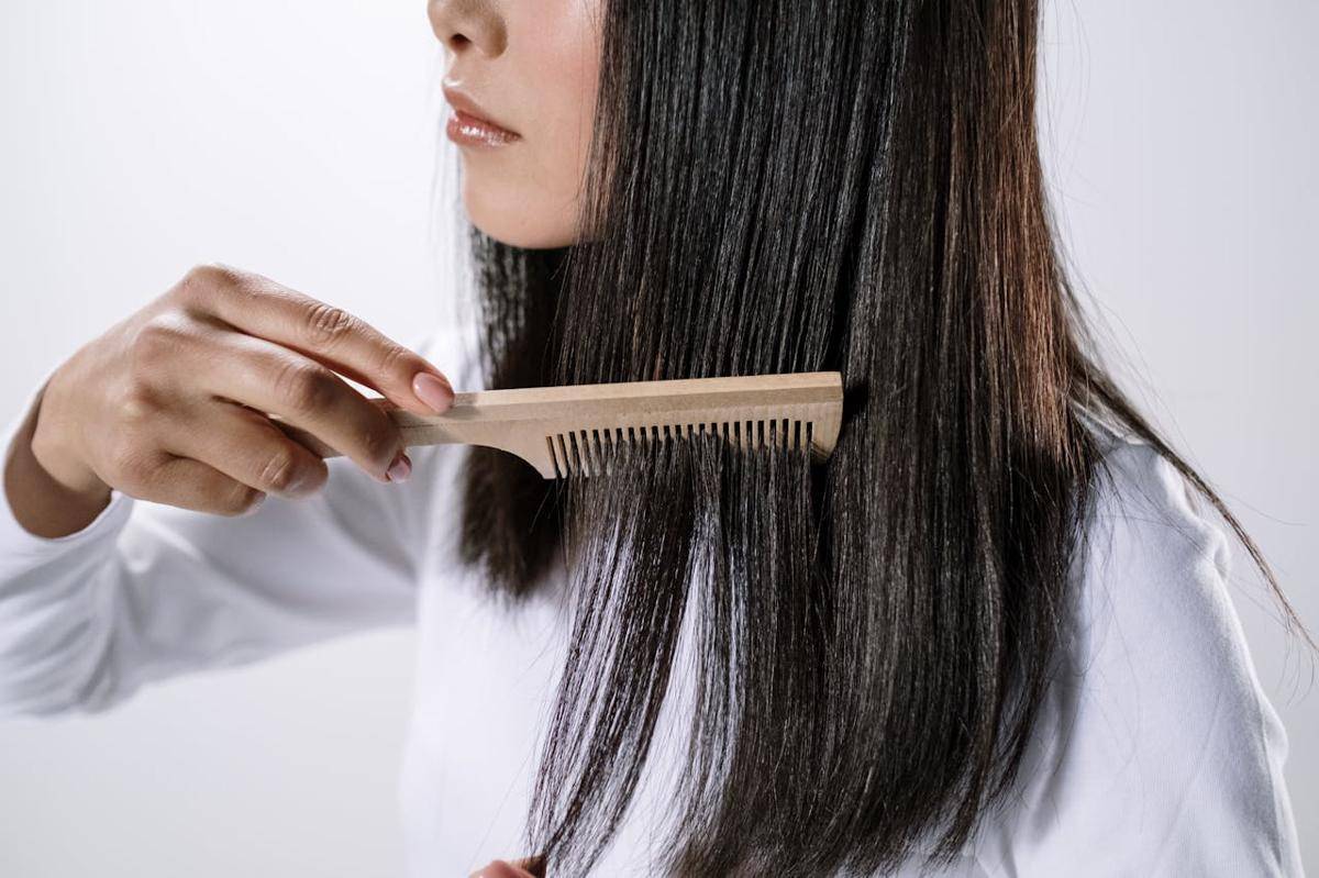 ilustrasi menggunakan sisir kayu untuk rambut berminyak 