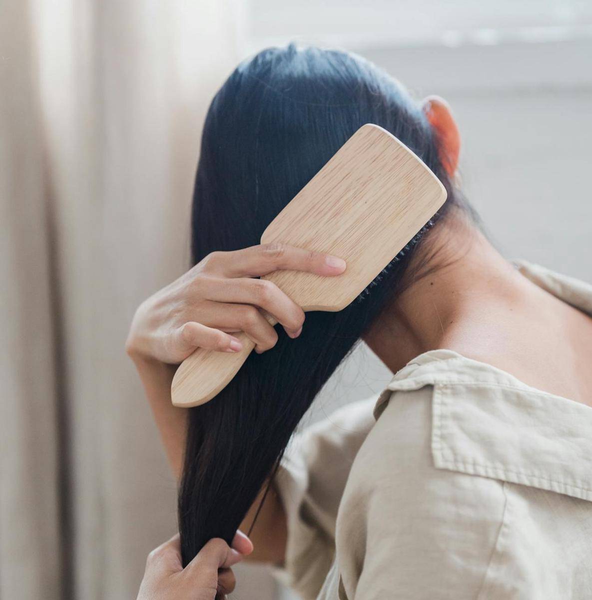ilustrasi menggunakan paddle brush untuk rambut panjang 