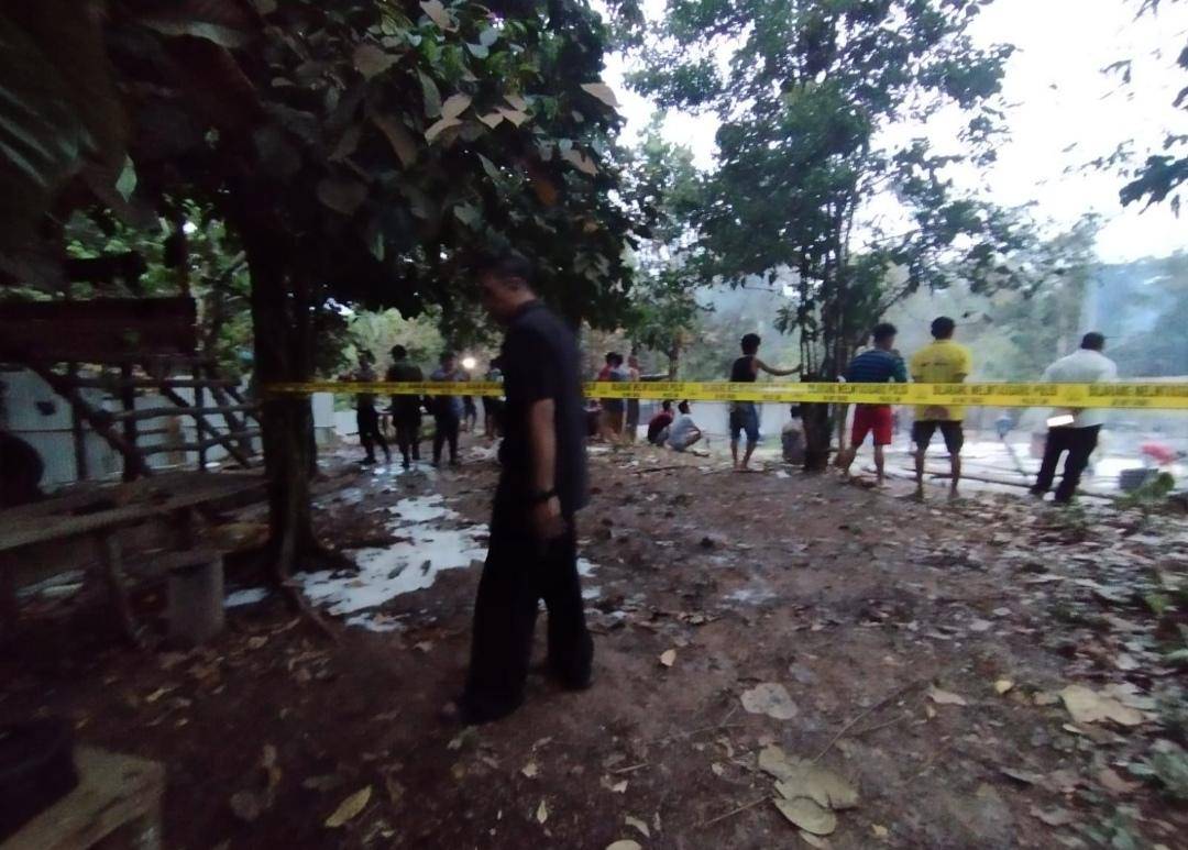 Polisi meninjau TKP kebakaran sumur minyak ilegal di Bayung Lencir. (Dok. Polres Muba)