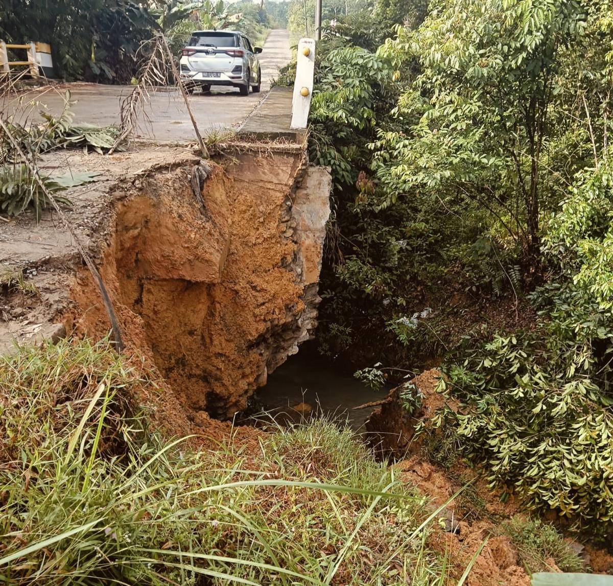 Kondisi longsor yang memakan badan jembatan di Desa Sialang Agung, Kecamatan Plakat Tinggi, Rabu (10/9/2025) sekitar pukul 05.30 WIB. (Dok. BPBD Muba)