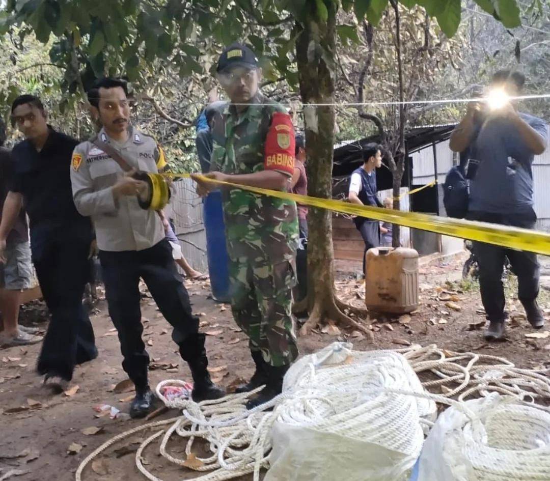 Polisi melakukan penyegelan lokasi sumur minyak ilegal yang terbakar di Bayung Lencir. (Dok. Polres Muba)