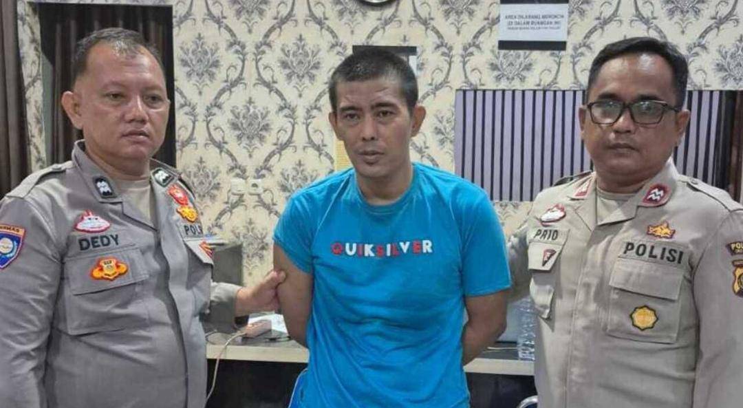 Pelaku pembunuhan ibu kandung saat dìbawa ke Polres OKU Timur. (Dok. Polres OKU Timur)