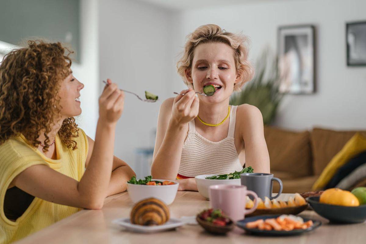 ilustrasi manfaat makan timun (pexels.com/SHVETS Production)