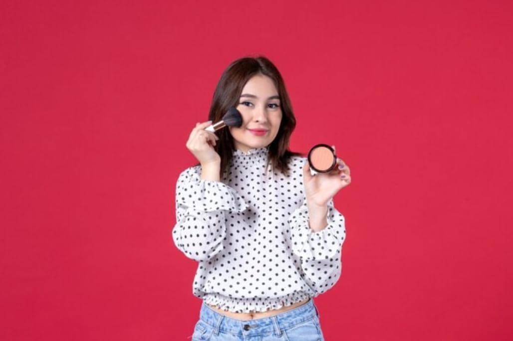 ilustrasi cewek sedang make up