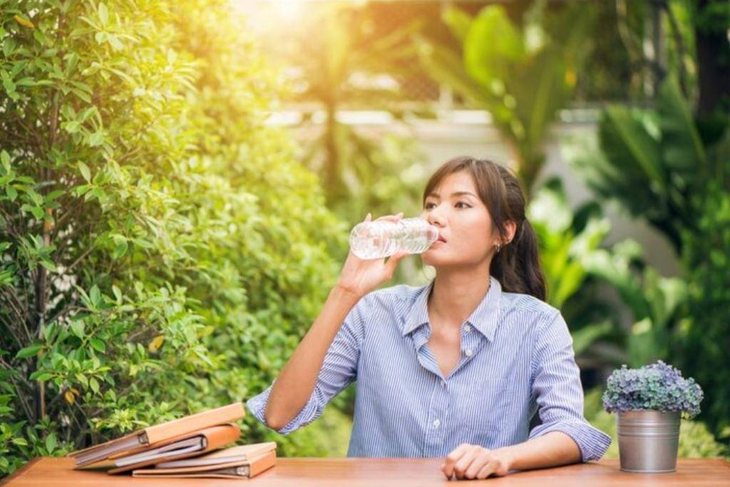 ilustrasi sedang minum