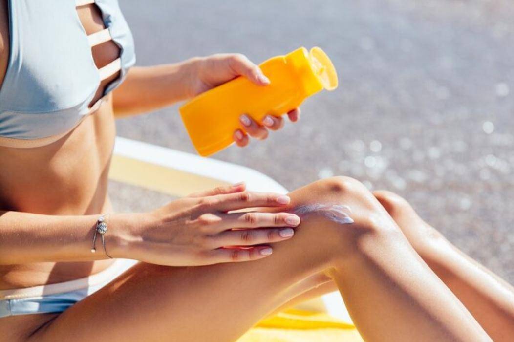 Menggunakan Sunscreen (freepik.com/freepic.diller) 