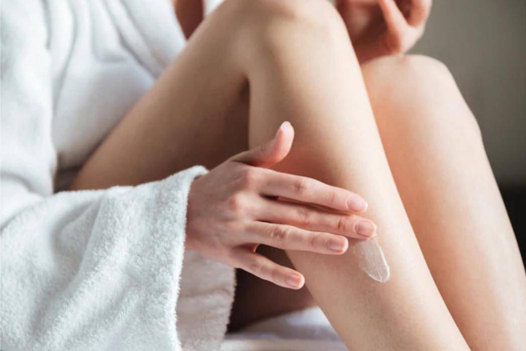 Menggunakan Pelembab (freepik.com/drobotdean) 
