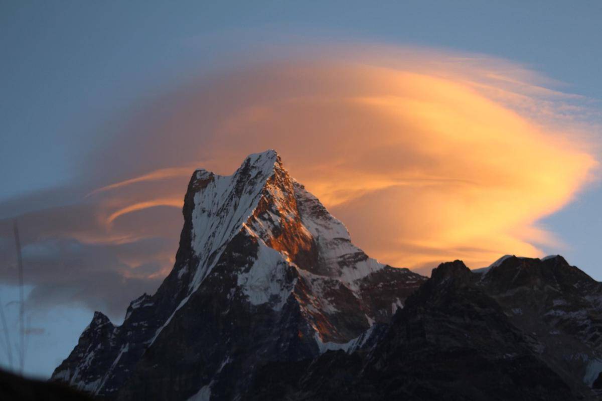 Fenomena alpenglow di puncak gunung machapuchare 