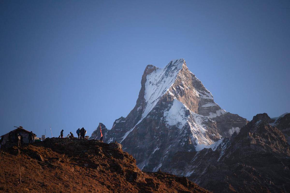 Potret gunung machapuchare dan para pendaki yang diabadikan dari gunung di sekitarnya 