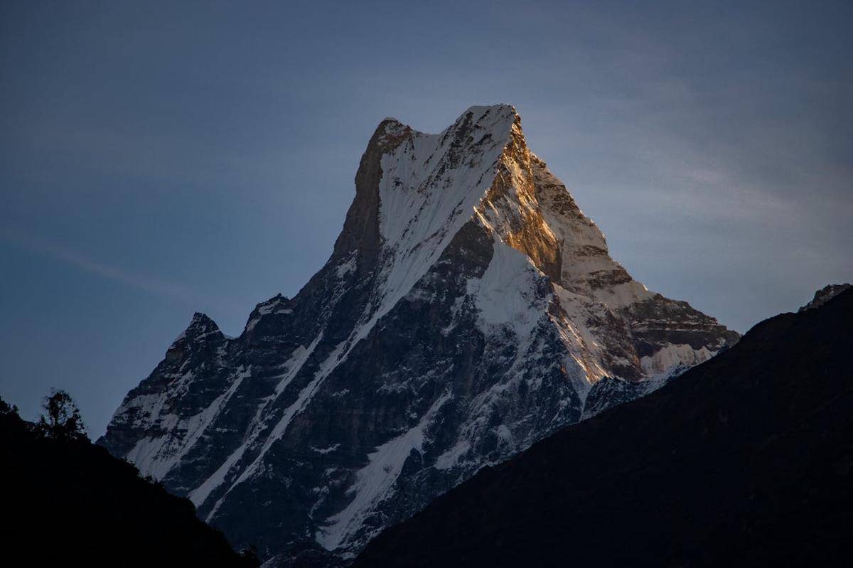 Puncak gunung machapuchare, pegunungan annapurna, Nepal