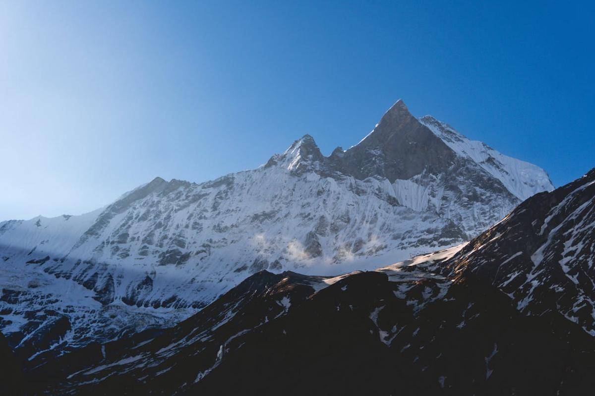 Gunung machapuchare dengan medannya yang curam 