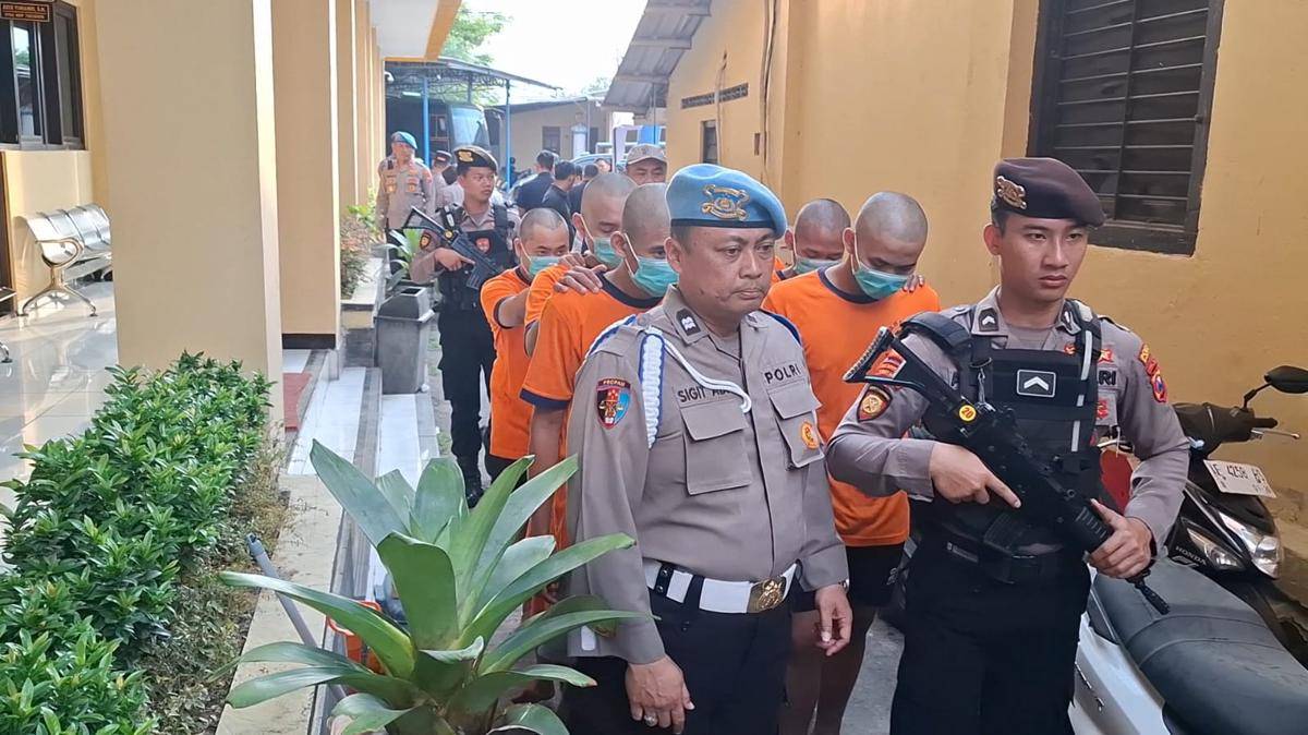 Pelaku pelempar nom molotov diketahui berinisial FPA (19), seorang karyawan rental mobil asal Kecamatan Taman, Kota Madiun. IDN Times/Riyanto.