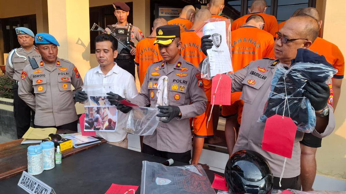 Pelaku pelempar nom molotov diketahui berinisial FPA (19), seorang karyawan rental mobil asal Kecamatan Taman, Kota Madiun. IDN Times/Riyanto.