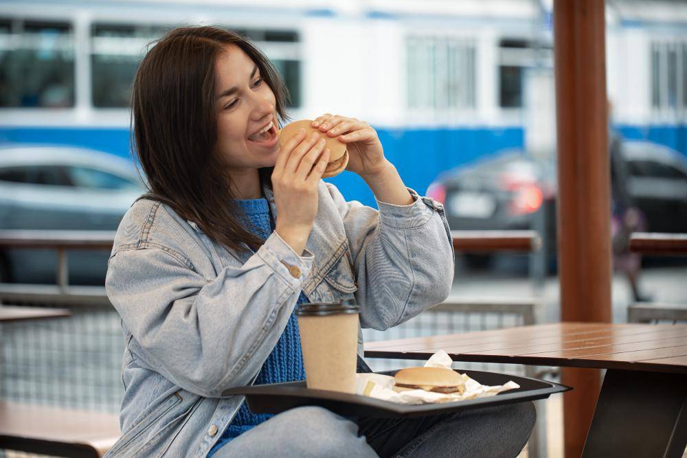 ilustrasi memakan kue di cafe (freepik.com/pvproduction)
