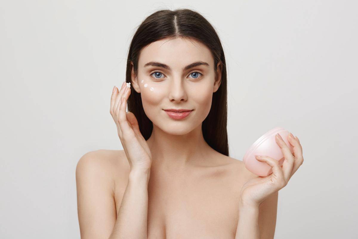 ilustrasi skincare pagi untuk kulit kering (freepik.com/cookie_studio)