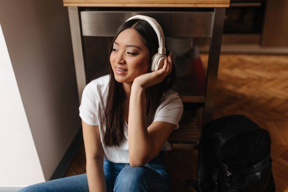 ilustrasi mendengarkan musik menggunakan headphone (freepik.com/lookstudio)