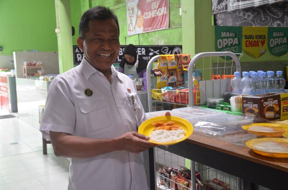 Kepala DPP Kota Yogya, Sukidi memantau perdagangan di kantin SMPN 12 Yogyakarta. (dok. Pemkot Yogyakarta)