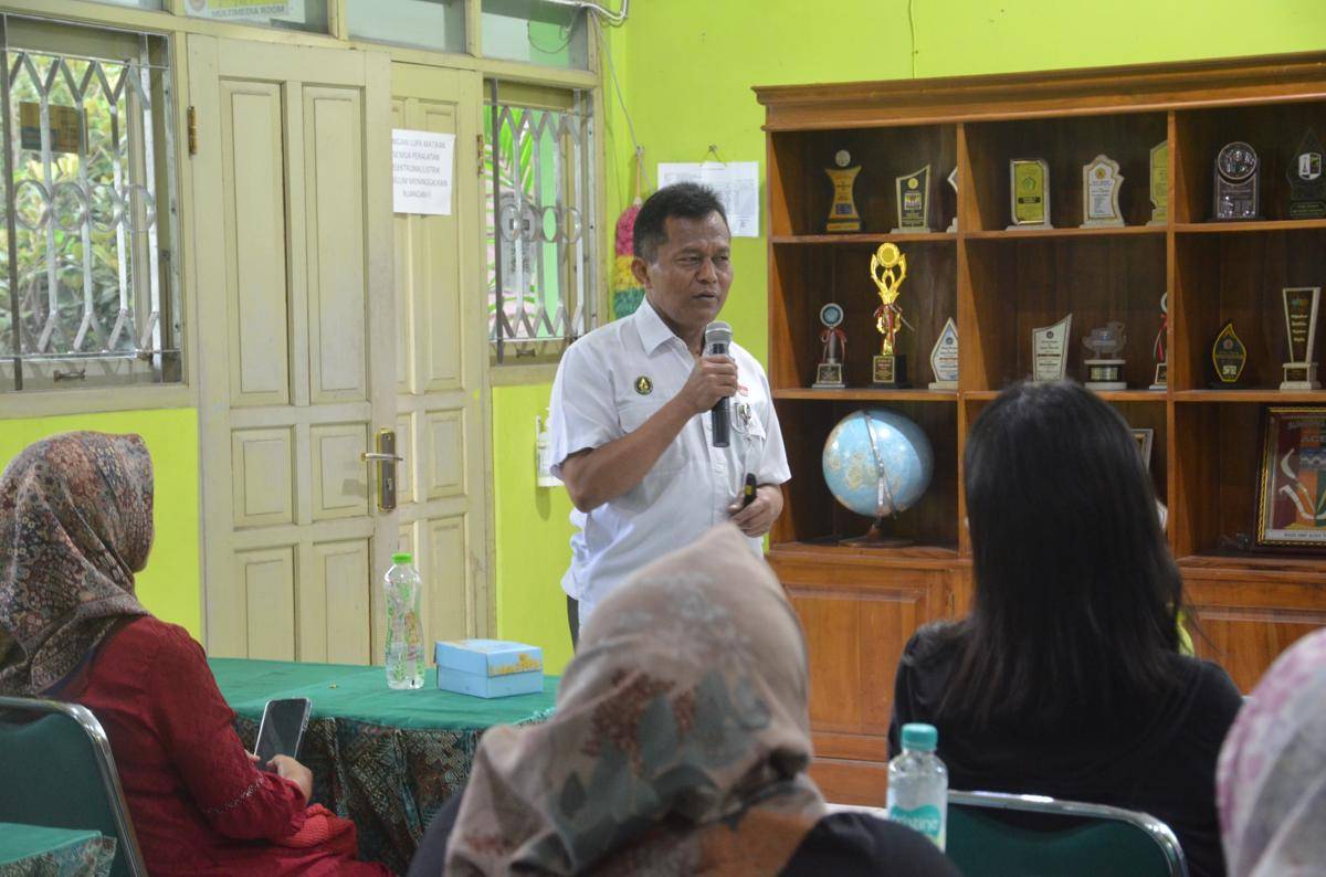 Kepala DPP Kota Yogya, Sukidi memberikan edukasi pangan sehat kepada komite sekolah dan wali murid SMPN 12 Yogyakarta. (dok. Pemkot Yogyakarta)