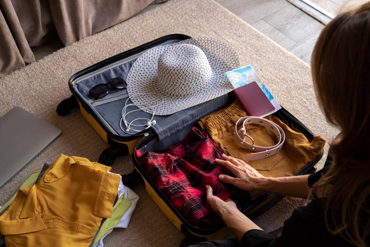 Ilustrasi wanita packing barang (freepik.com/freepik)
