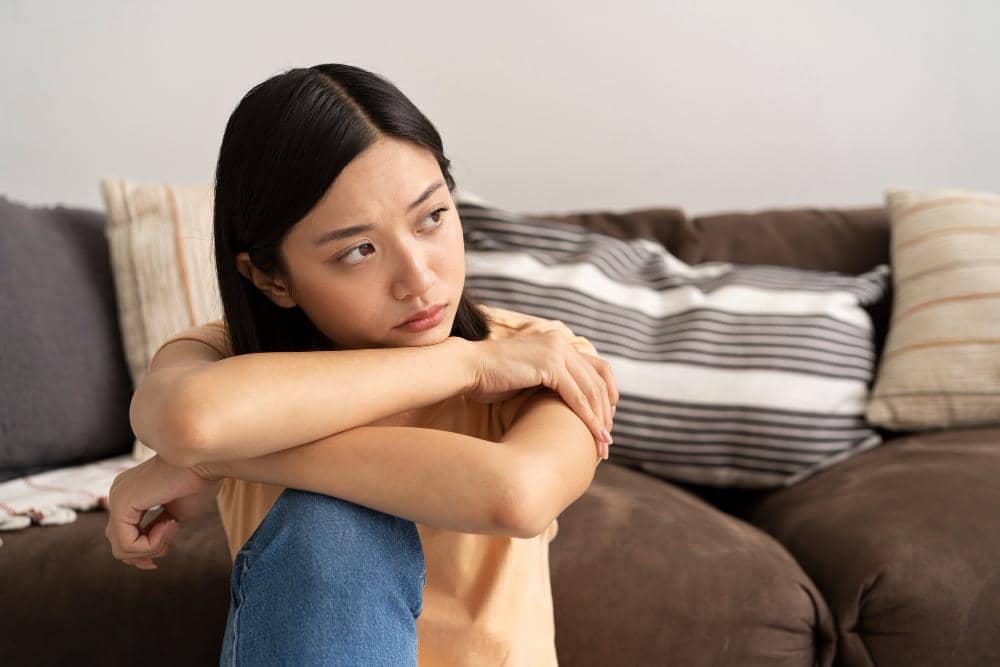 Seorang perempuan mengalami survivor's guilt.