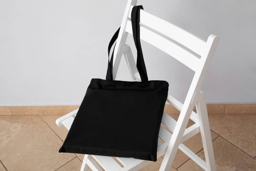 ilustrasi tote bag cowok (freepik.com/freepik)