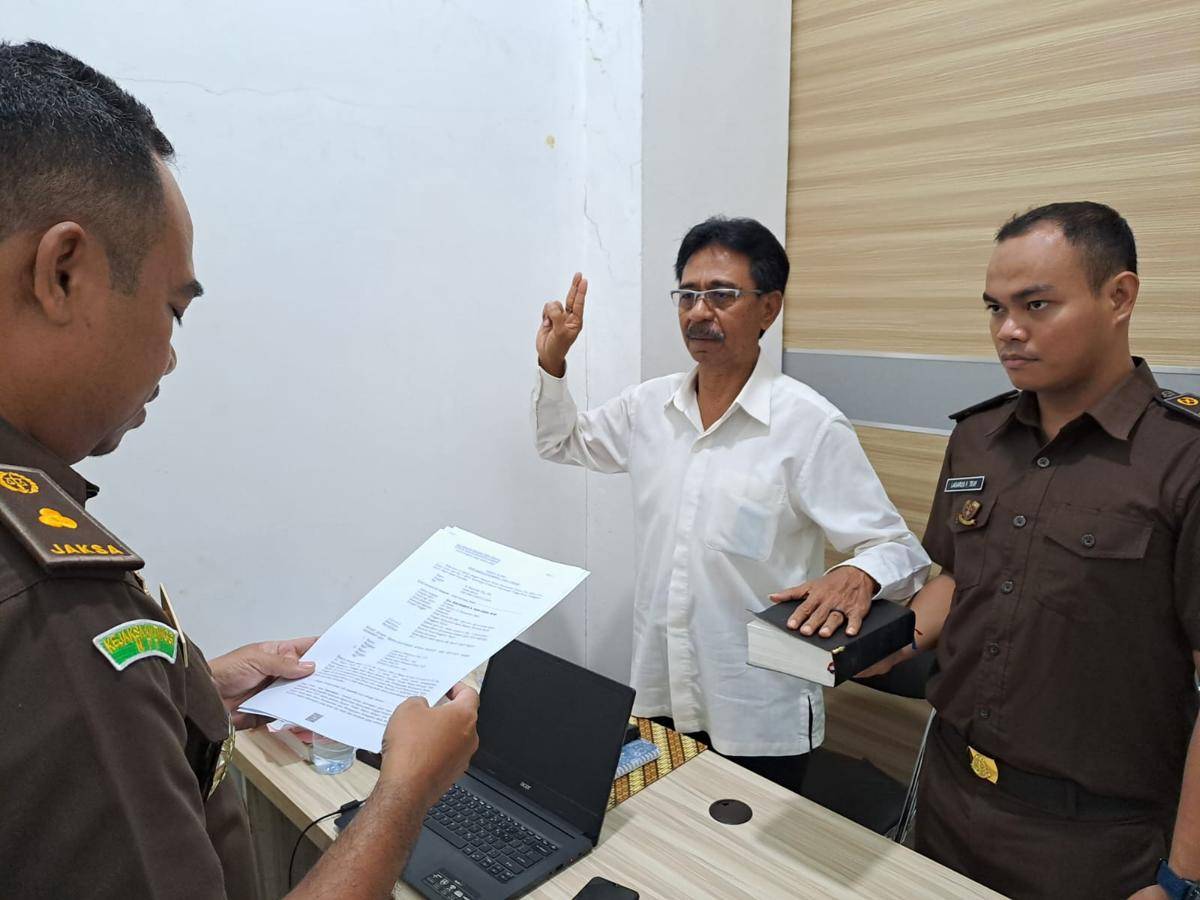 Mantan Bupati Sabu Raijua, Nicodemus N. Rihi Heke, diambil sumpah sebelum menjalani pemeriksaan terkait korupsi tata niaga garam. (Dok Kejati NTT)