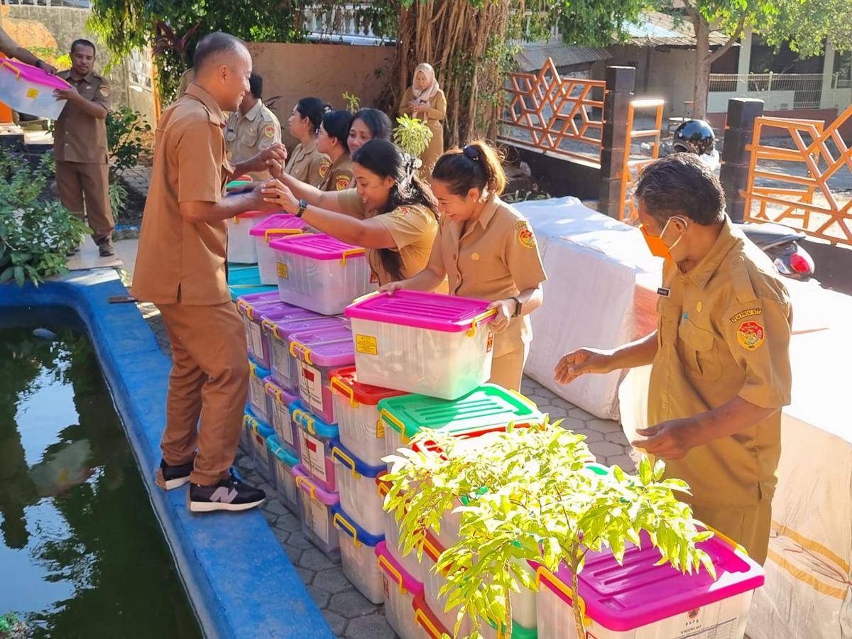 Persiapan pengiriman logistik dari BPBD NTT ke korban banjir bandang di Nagekeo. (Dok BPBD NTT)