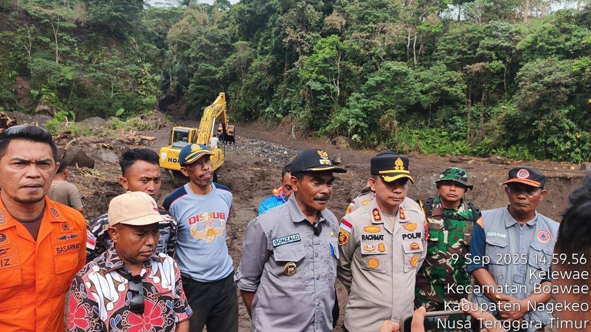 Wakil Bupati Nagekeo, Gonzalo Sada bersama Forkompinda meninjau lokasi bencana longsor dan banjir. (Dok Humas Polres Nagekeo)