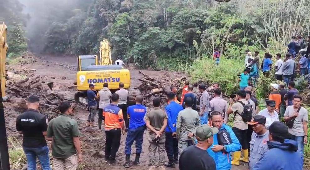 Alat berat dikerahkan membuka jalur yang tertutup longsor. (Dok Humas Polres Nagekeo)