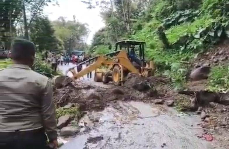 Alat berat dikerahkan membuka jalur yang tertutup longsor. (Dok Humas Polres Nagekeo)