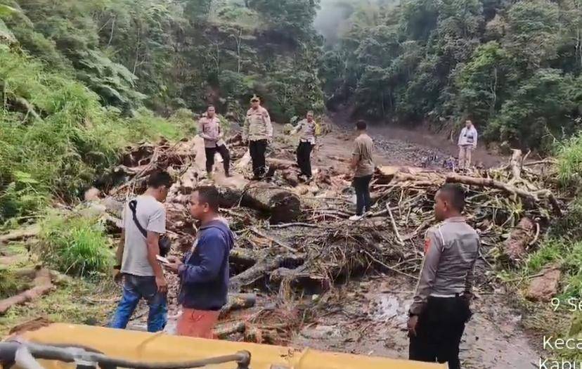 Akses jalan di Nagekeo, NTT, lumpuh akibat longsor dan banjir. (Dok Humas Polres Nagekeo)