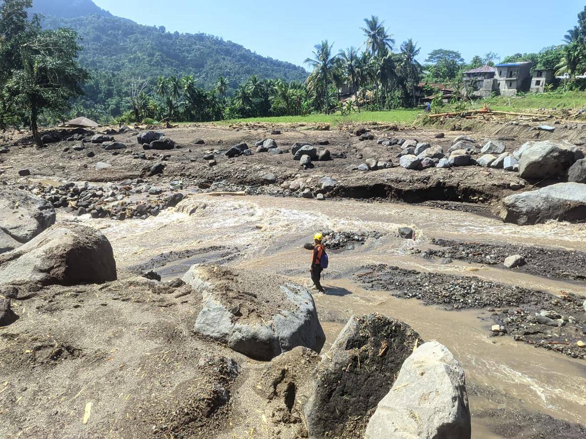Tim SAR melakukan pencarian korban hilang saat banjir di Nagekeo, NTT. (Dok Basarnas Maumere)