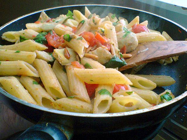 ilustrasi aduk penne pasta (commons.wikimedia.org/cyclonebill)