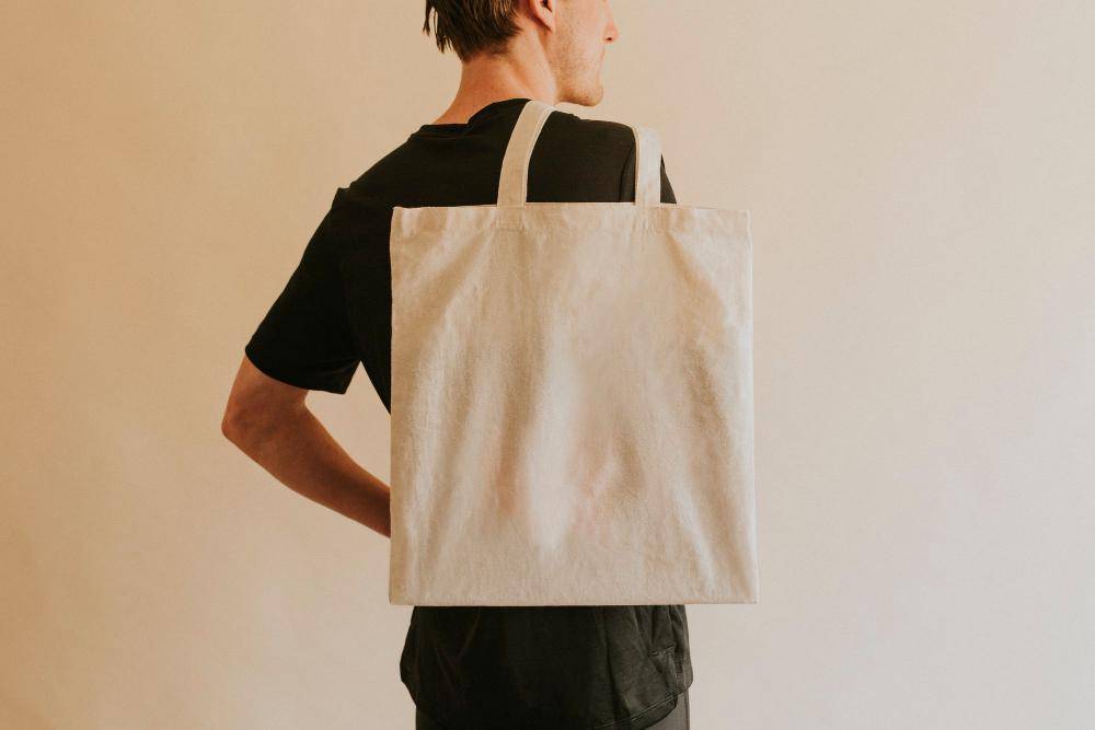 ilustrasi tote bag cowok (freepik.com/rawpixel.com)