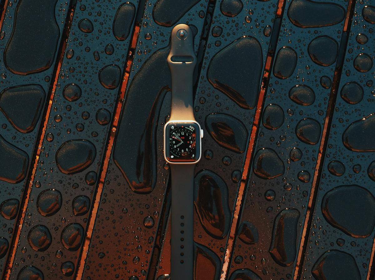 ilustrasi smartwatch tahan air 