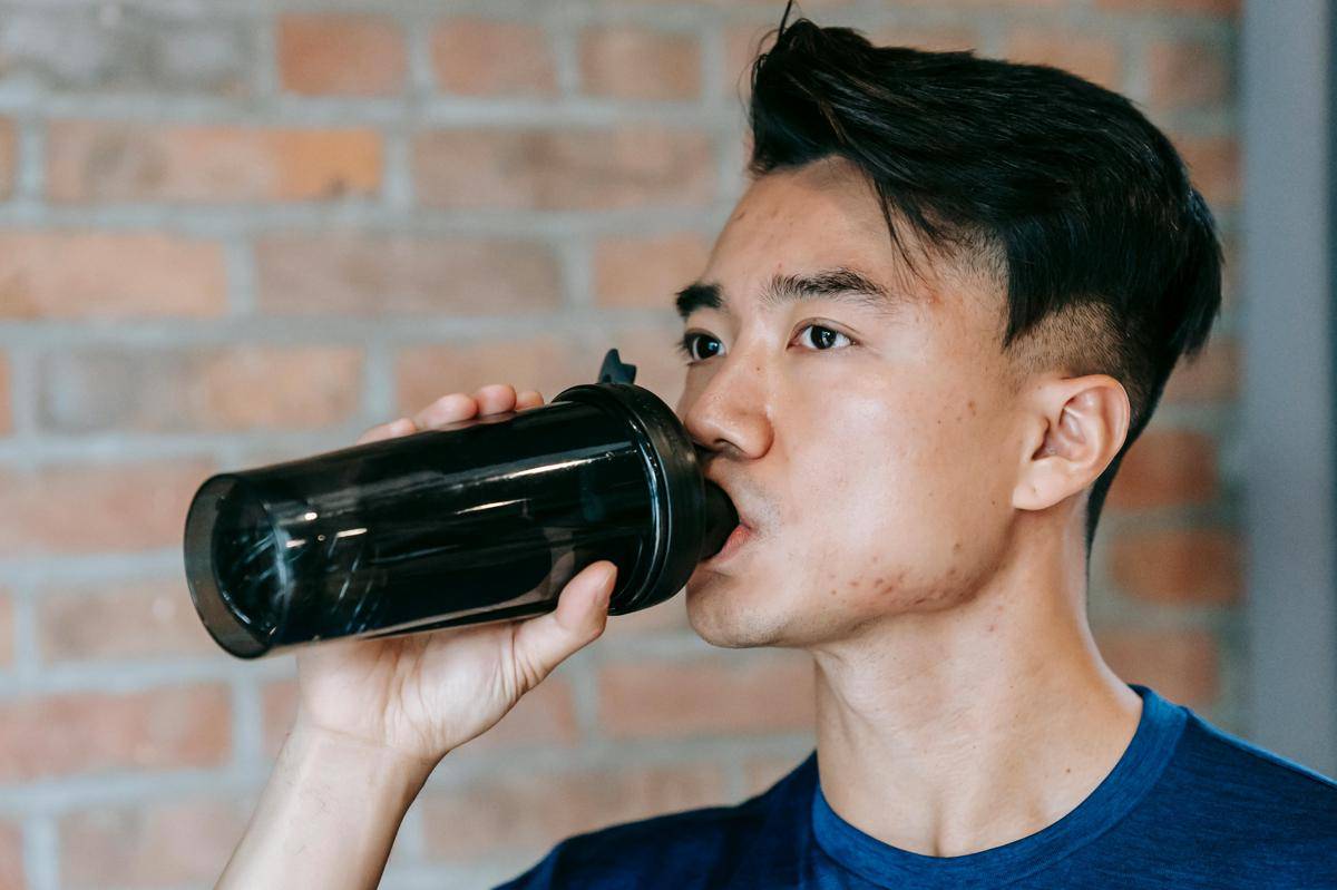 ilustrasi minum protein shake (pexels.com/Andres Ayrton)