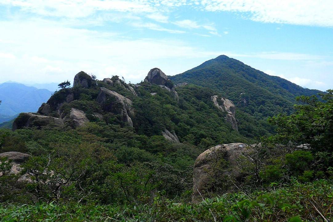 Puncak Cheonwangbong, Jirisan (commons.wikimedia.org/Kimsj9739)