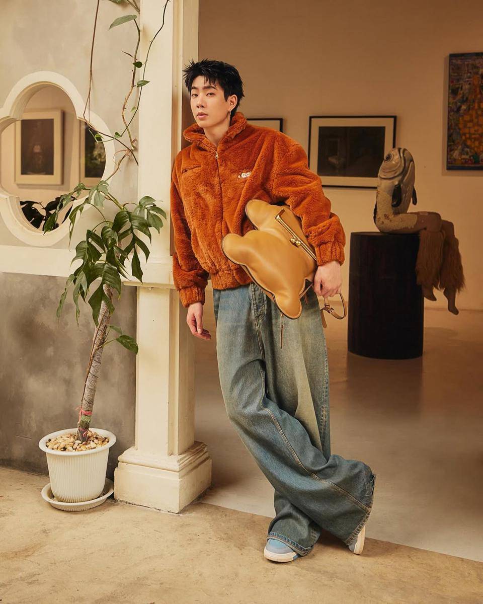 Outfit Pakai Tas ala Off Jumpol