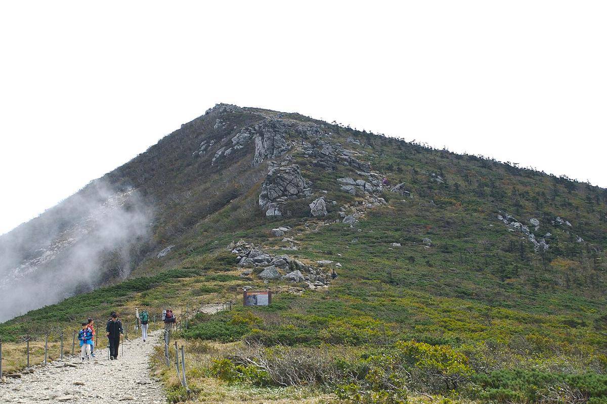 Puncak Daecheongbong, Seoraksan dari Huiungak (commons.wikimedia.org/YooChung)