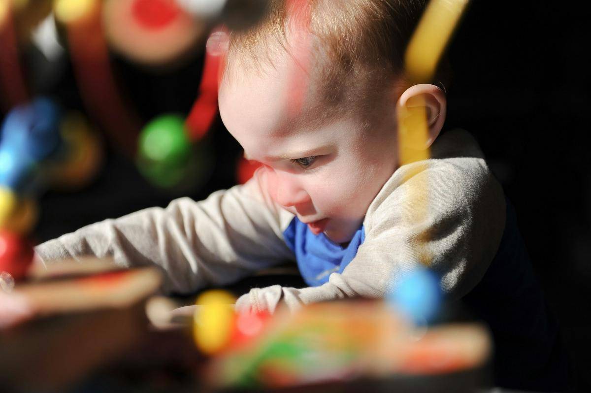 gambar seorang anak berusia di bawah satu tahun (unsplash.com/Holly Landkammer)