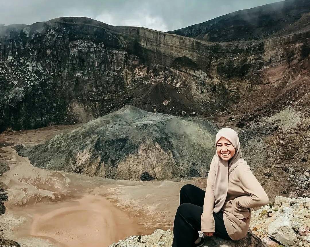 Kawah Gunung Lewotobi Perempuan, NTT