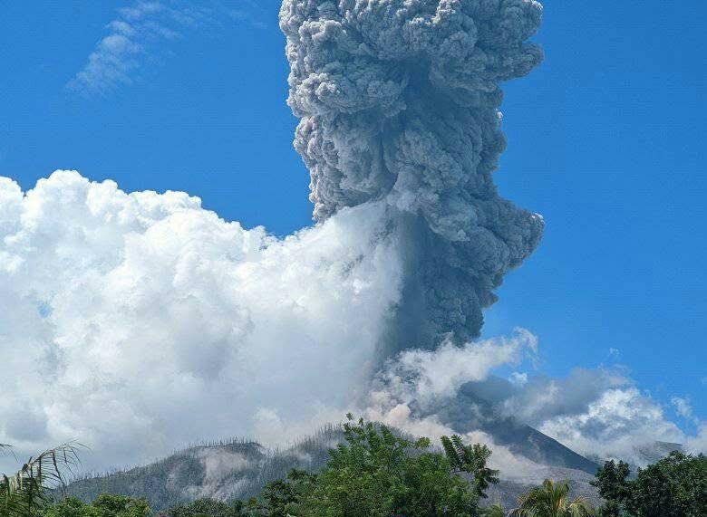 Gunung Lewotobi Laki-laki saat erupsi