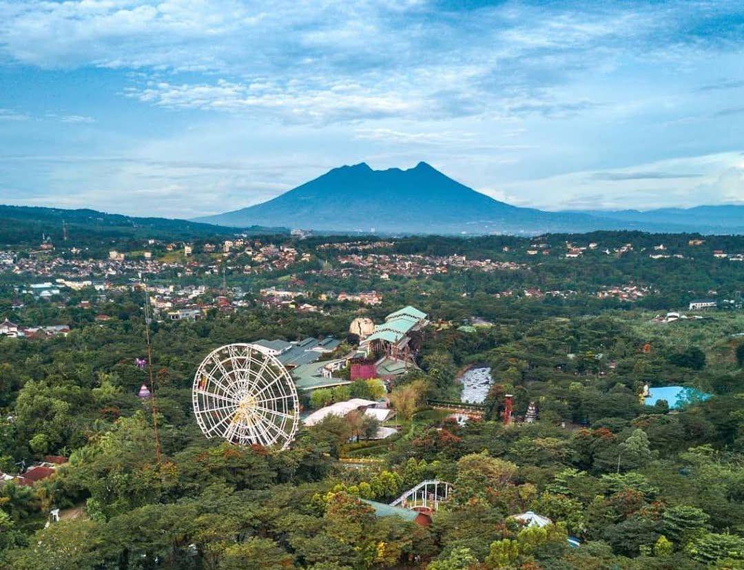 ilustrasi pemandangan di Jungleland Adventure Theme Park 