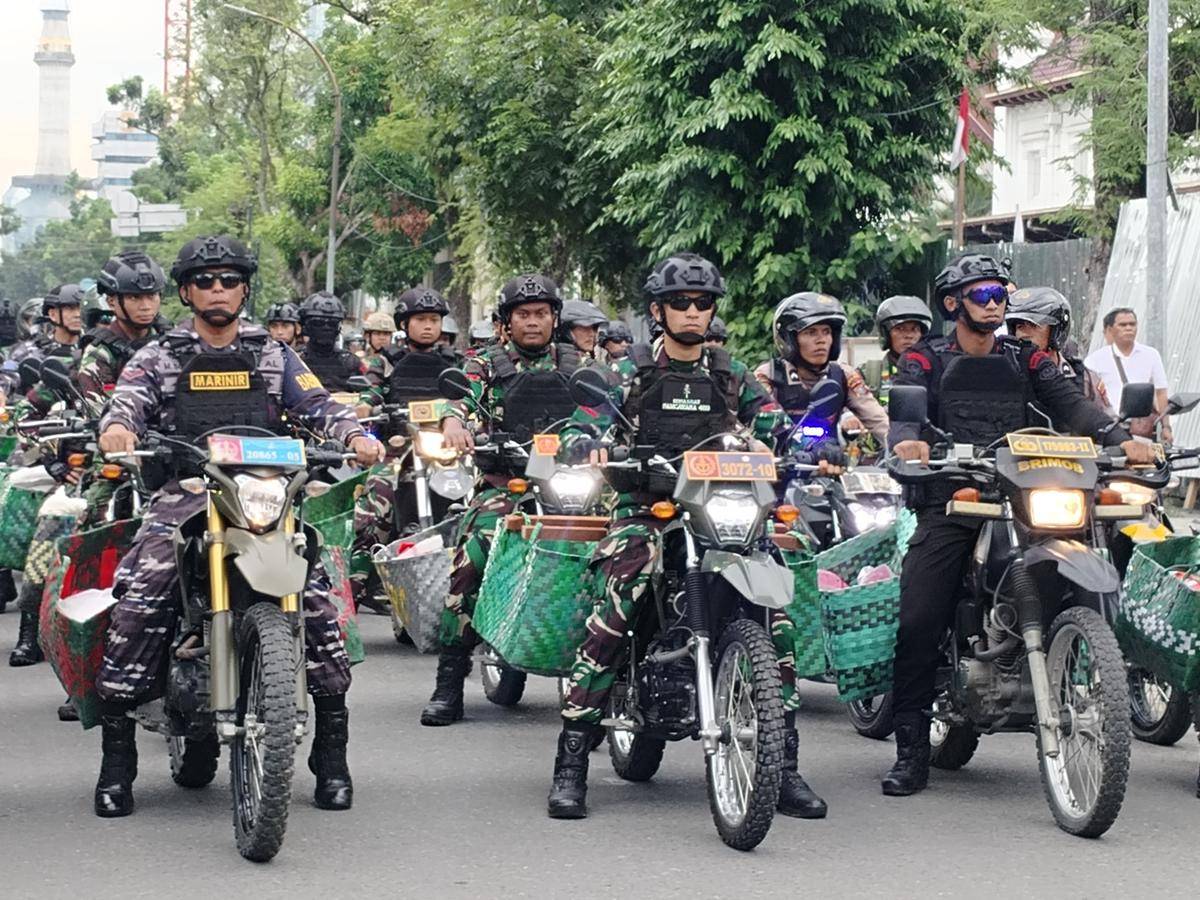 Personel gabungan patroli beri masyarakat Medan Sekitar beras (IDN Times/Eko Agus Herianto)